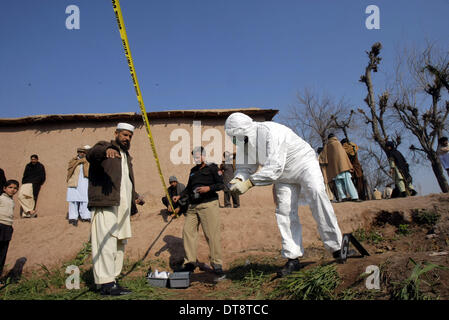 Peshawar, Pakistan. 12. Februar 2014. Pakistanische Sicherheitsbeamte inspizieren die Website eines Angriffs durch militante in Nordwest-Pakistan Peshawar am 12. Februar 2014. Mindestens 10 Personen wurden getötet, als einige unbekannte Kämpfer das Haus eines lokalen Frieden Miliz Kommandanten in Pakistans nordwestlichen Peshawar City stürmten berichteten lokale Medien am Mittwoch Morgen. Bildnachweis: Umar Qayyum/Xinhua/Alamy Live-Nachrichten Stockfoto