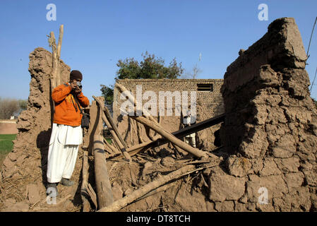 Peshawar, Pakistan. 12. Februar 2014. Ein Fotograf fotografiert am Standort eines Angriffs durch militante in Nordwest-Pakistan Peshawar am 12. Februar 2014. Mindestens 10 Personen wurden getötet, als einige unbekannte Kämpfer das Haus eines lokalen Frieden Miliz Kommandanten in Pakistans nordwestlichen Peshawar City stürmten berichteten lokale Medien am Mittwoch Morgen. Bildnachweis: Umar Qayyum/Xinhua/Alamy Live-Nachrichten Stockfoto