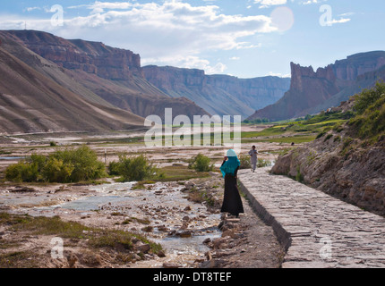 Afghanische Besucher im Band-e-Amir-Nationalpark zeigen die Landschaft 27. Juni 2012 in Bamiyan, Afghanistan. Stockfoto