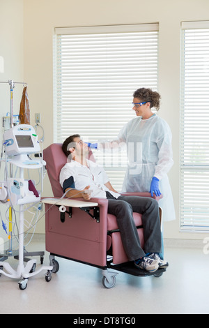 Krankenschwester und Chemo Patienten besuchen Stockfoto