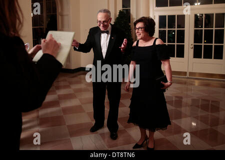 Washington DC, USA. 11. Februar 2014. Vereinigte Staaten Senator Charles Schumer (Demokrat aus New York), links, und Iris Weinshall kommen zu einem Staat Abendessen von US-Präsident Barack Obama und den USA First Lady Michelle Obama zu Ehren des französischen Präsidenten Francois Hollande im Weißen Haus in Washington, USA, 11. Februar 2014. Obama und Hollande sagte, die USA und Frankreich auf eine neue, erhöhte Maß an Zusammenarbeit begeben, globale Sicherheitsbedrohungen in Syrien und dem Iran zu konfrontieren, befassen sich mit Klimawandel und wirtschaftliche Zusammenarbeit zu erweitern. Bildnachweis: Andrew Harrer / Pool über CNP/Dpa/Alamy Live News Stockfoto