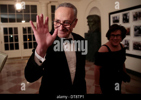 Washington DC, USA. 11. Februar 2014. Vereinigte Staaten Senator Charles Schumer (Demokrat aus New York), links, und Iris Weinshall kommen zu einem Staat Abendessen von US-Präsident Barack Obama und den USA First Lady Michelle Obama zu Ehren des französischen Präsidenten Francois Hollande im Weißen Haus in Washington, USA, 11. Februar 2014. Obama und Hollande sagte, die USA und Frankreich auf eine neue, erhöhte Maß an Zusammenarbeit begeben, globale Sicherheitsbedrohungen in Syrien und dem Iran zu konfrontieren, befassen sich mit Klimawandel und wirtschaftliche Zusammenarbeit zu erweitern. Bildnachweis: Andrew Harrer / Pool über CNP/Dpa/Alamy Live News Stockfoto