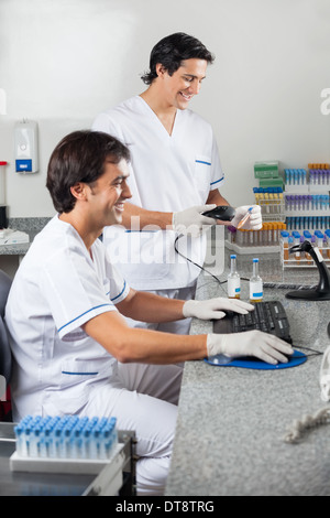 Techniker, die Probe mit Barcode-Scanner scannen Stockfoto