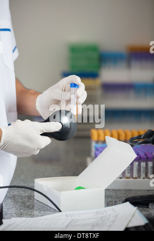 Scannen von Barcodes auf medizinische Probe Techniker Stockfoto