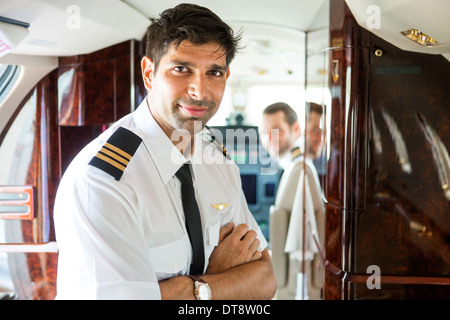 Zuversichtlich Pilot im Privatjet Stockfoto