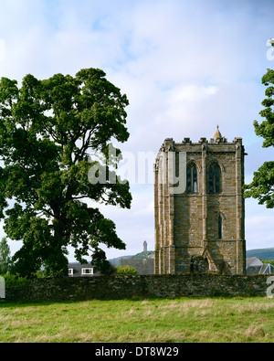 13. Jahrhundert Kirchturm von Cambuskenneth Abbey Stirling Schottland mit dem National Wallace Monument hinter Stockfoto