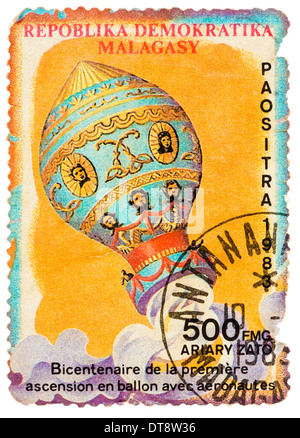 Madagaskar - ca. 1983: Briefmarke gedruckt in der madagassischen zeigt Zweihundertjahrfeier der Erstbesteigung Ballon mit Aeronauten, ca. 1983 Stockfoto