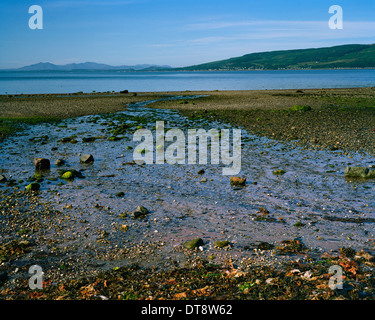 Strand von Lunderstone Bay in den Firth of Clyde Stockfoto