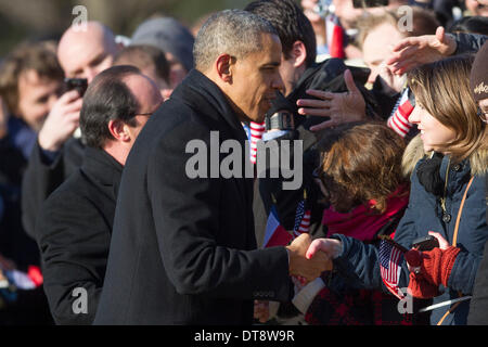 Washington, DC, USA. 11. Februar 2014. Die Teilnehmer fotografieren Präsident Francois Hollande von Frankreich während einer Feier der Ankunft auf dem South Lawn des weißen Hauses in Washington, DC, USA, 11. Februar 2014. Foto: Andrew Harrer / Pool über CNP/Dpa/Alamy Live News Stockfoto