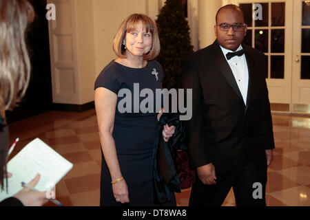 Washington, DC, USA. 11. Februar 2014. Anna Wintour, Chefredakteurin der Zeitschrift Vogue, links, kommt zu einem Staat Abendessen von US-Präsident Barack Obama und den USA First Lady Michelle Obama zu Ehren des französischen Präsidenten Francois Hollande im Weißen Haus in Washington, DC, USA, 11. Februar 2014. Obama und Hollande sagte, die USA und Frankreich auf eine neue, erhöhte Maß an Zusammenarbeit begeben, globale Sicherheitsbedrohungen in Syrien und dem Iran zu konfrontieren, befassen sich mit Klimawandel und wirtschaftliche Zusammenarbeit zu erweitern. Foto: Andrew Harrer / Pool über CNP/Dpa/Alamy Live News Stockfoto