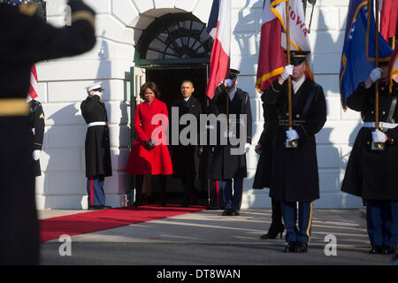 Washington, DC, USA. 11. Februar 2014. US-Präsident Barack Obama, Center und First Lady Michelle Obama kommen, um eine Ankunft für Präsident Francois Hollande Frankreichs auf dem South Lawn des weißen Hauses in Washington, DC, USA, 11. Februar 2014 eingeladen. Foto: Andrew Harrer / Pool über CNP/Dpa/Alamy Live News Stockfoto