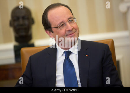 Washington, DC, USA. 11. Februar 2014. Präsident Francois Hollande Frankreichs trifft sich mit US-Präsident Barack Obama im Oval Office des weißen Hauses in Washington, DC, USA, 11. Februar 2014. Foto: Andrew Harrer / Pool über CNP/Dpa/Alamy Live News Stockfoto