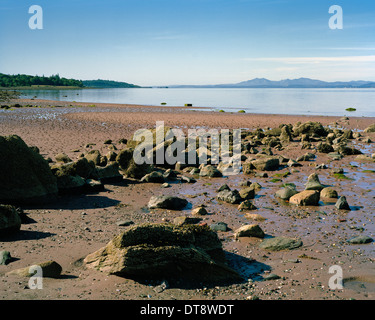 Felsen am Strand von Lunderstone Bay in den Firth of Clyde, mit Blick auf die Isle of Arran Stockfoto