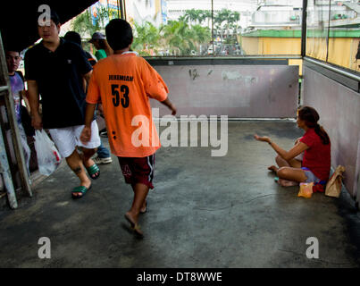 Manila, Philippinen. 11. Februar 2014. Metro Manila, Philippinen - 11. Februar 2014: eine Frau bittet um Almosen im Bahnhof in der Hauptstadt. Mehr als 12 Millionen oder 27,5 Prozent der Filipinos wurden Arbeitslose ab dem letzten Quartal des Jahres 2013 nach sozialen Wetterstation (SWS), damit das 7,2 Prozent Wachstum im Land "?? s Brutto-Inlandsprodukt (BIP) im vergangenen Jahr betrachtet die zweitschnellste nach China. Bildnachweis: Herman R. Lumanog/NurPhoto/ZUMAPRESS.com/Alamy Live-Nachrichten Stockfoto