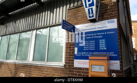 Vereinigtes Königreich West London du cane Straße Hammersmith Hospital ein Zeichen anzeigen Parkgebühren Stockfoto