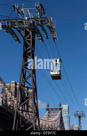 Roosevelt Island Tram an der Ed Koch Queensboro Brücke überquert den East River, NYC Stockfoto