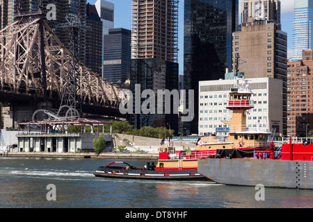 Kahn und Schlepper, die Ed Koch Queensboro Bridge und East River, NYC Stockfoto