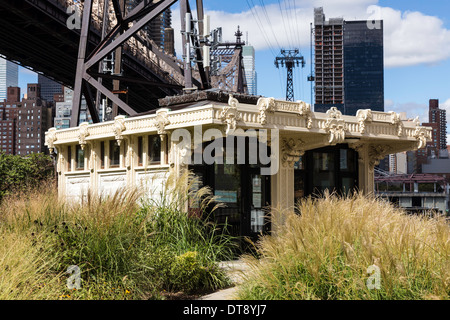 Das Visitor Center Zeichen an der Tram-Station auf Roosevelt Island, wo die Ed Koch Queensboro Brücke überquert den East River, NYC Stockfoto