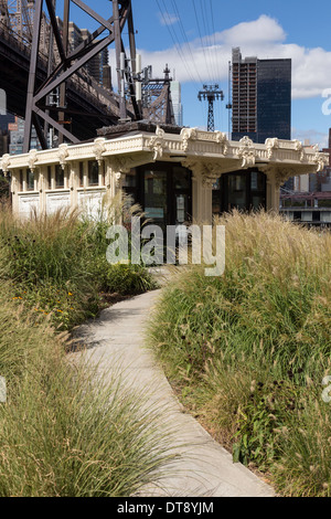 Das Visitor Center Zeichen an der Tram-Station auf Roosevelt Island, wo die Ed Koch Queensboro Brücke überquert den East River, NYC Stockfoto