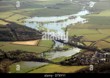 Luftaufnahme des überfluteten River Evenlode östlichen Ende des langen Hanborough in Oxfordshire. Dies ist ein Nebenfluss der Themse. Stockfoto