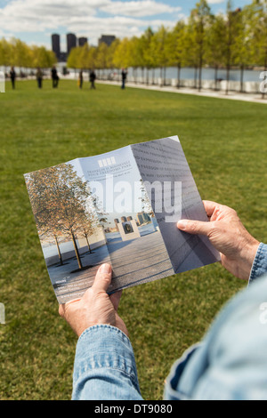 Touristische Lesung Broschüre in vier Freiheiten Park auf Roosevelt Island, New York, USA Stockfoto