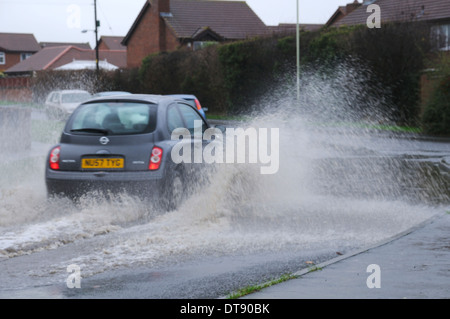 Lokale Überschwemmungen auf Straße nach starken Regenfällen Stockfoto