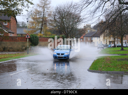 Lokale Überschwemmungen auf Straße nach starken Regenfällen Stockfoto