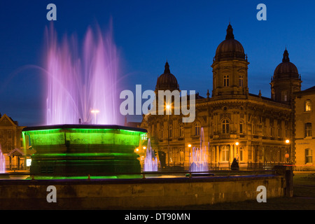 Die Queens Gardens Wasser-Brunnen und das Maritime Museum in Hull (Kingston-upon-Hull) in East Yorkshire in der Abenddämmerung. Stockfoto