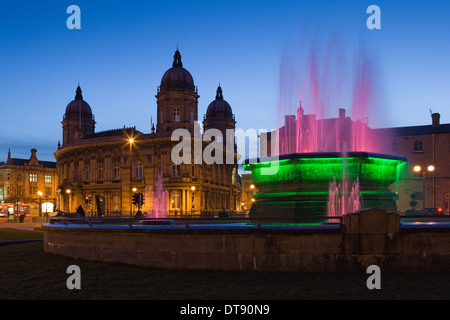 Die Queens Gardens Wasser-Brunnen und das Maritime Museum in Hull (Kingston-upon-Hull) in East Yorkshire in der Abenddämmerung. Stockfoto