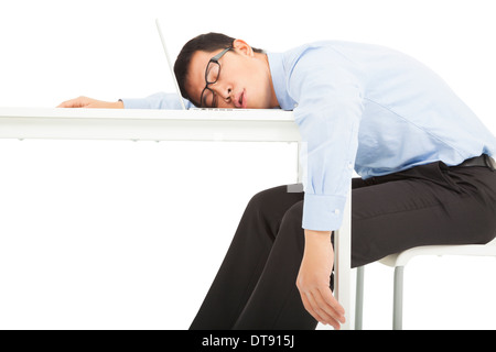 Müde, überarbeitet Geschäftsmann schläft auf Laptop zu Hause oder im Büro Stockfoto