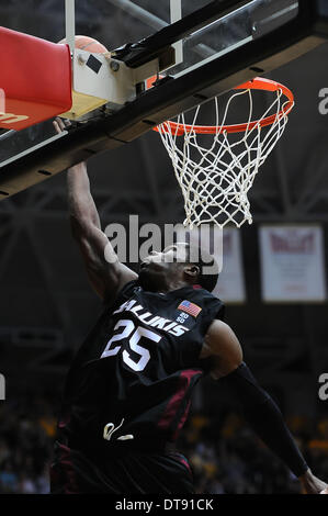 Wichita, Kansas, USA. 11. Februar 2014. 11. Februar 2014: Southern Illinois Salukis bewachen Anthony Beane (25) mit einem lag während der NCAA Basketball-Spiel zwischen der Southern Illinois Salukis und die Wichita State Shockers in Charles Koch Arena in Wichita, Kansas. Kendall Shaw/CSM/Alamy Live-Nachrichten Stockfoto