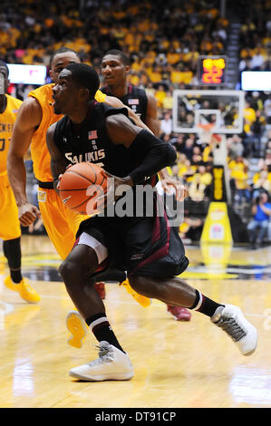 Wichita, Kansas, USA. 11. Februar 2014. 11. Februar 2014: Southern Illinois Salukis bewachen Anthony Beane (25) Laufwerke in den Korb während der NCAA Basketball-Spiel zwischen der Southern Illinois Salukis und die Wichita State Shockers in Charles Koch Arena in Wichita, Kansas. Kendall Shaw/CSM/Alamy Live-Nachrichten Stockfoto