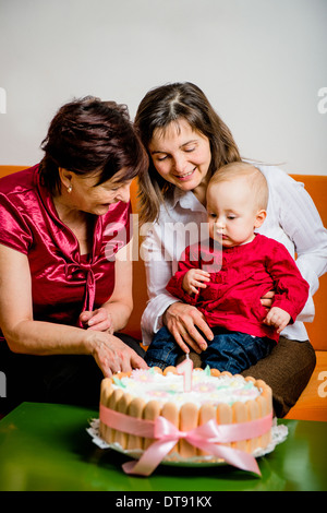 Mutter und Großmutter mit kleinen Baby feiert ersten Geburtstag Stockfoto