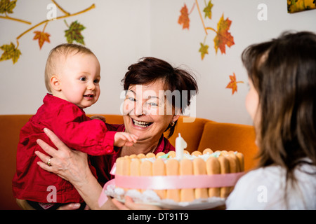 Mutter und Großmutter mit kleinen Baby feiert ersten Geburtstag Stockfoto