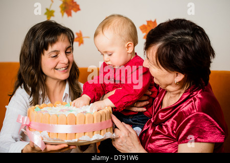 Mutter und Großmutter mit kleinen Baby feiert ersten Geburtstag Stockfoto