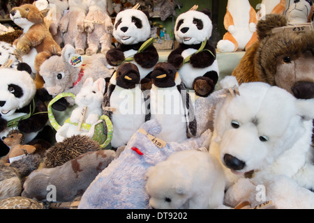 Birmingham Frankfurter Weihnachtsmarkt 2013 - Marktstand mit ausgestopften pelzigen Tierfiguren 2013 Stockfoto