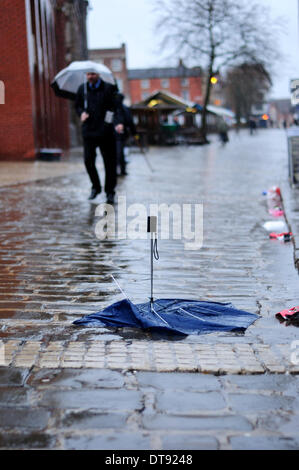 Chesterfield,UK.12th Februar 2014.Torrential Regen und Sturm zwingt Winde geschickt Shopper für Cover heute Nachmittag in der Marktstadt Chesterfield ausgeführt. Bildnachweis: Ian Francis/Alamy Live-Nachrichten Stockfoto