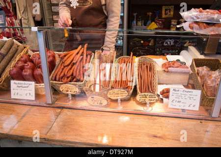 Birmingham Frankfurter Weihnachtsmarkt 2013 - Marktstand mit Salami und wurst Stockfoto