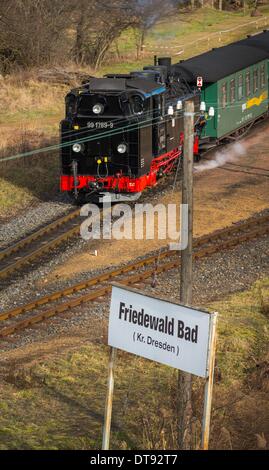 Moritzburg, Deutschland. 8. Februar 2014. Die historischen Radebeul? Radeburg-Eisenbahn, auch genannt Loessnitzgrundbahn (beleuchtet: Loessnitz Valley Railway) und den Spitznamen lokal als Loessnitzdackel (beleuchtet: Loessnitz Dackel) fährt in Friedewald Bahnhof in Moritzburg, Deutschland, 8. Februar 2014. Am 10. Februar 2014 die verknüpften Transportsystem "Oberelbe" gibt einen Überblick über seine Schmalspurbahnen und gibt eine Vorschau auf 2014. Foto: Oliver Killig/ZB/Dpa/Alamy Live News Stockfoto