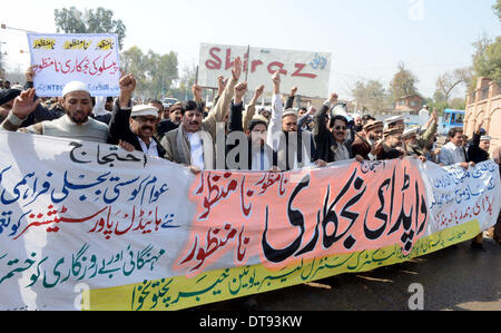 Peshawar, Pakistan. 12. Februar 2014. Mitglieder der WAPDA Hydro Electric Central Labor Union chant Parolen gegen die Privatisierung von Wasser und Energie Entwicklung Berechtigung (WAPDA) bei Protestkundgebung in Peshawar Club auf Mittwoch, 12. Februar 2014 drücken. Bildnachweis: Fahad Pervez/PPI Bilder/Alamy Live-Nachrichten Stockfoto