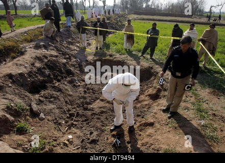 Peshawar, Pakistan. 12. Februar 2014. Bombenkommando Entsorgung Beamten inspiziert am Standort nach dem Terroranschlag ein Polizist Haus am Badaber Mashokhel in Peshawar auf Mittwoch, 12. Februar 2014. Mindestens neun Personen wurden getötet, als Terroristen ein Polizist Haus befindet sich am Badaber Mashokhel am Stadtrand am Mittwoch angegriffen. Die Polizei sagte, dass mehr als ein Dutzend unbekannte Kämpfer ausgerüstet mit schweren Waffen einem Haus befindet sich am Mashokhel angegriffen. Quellen zufolge zielten nur Männer in der Erwägung, dass Frauen und Kinder sicher blieb bei dem Vorfall. Bildnachweis: Fahad Pervez/PPI Bilder/Alamy Li Stockfoto