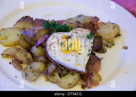 Herzförmiges Spiegelei, Innsbruck, Österreich Stockfoto