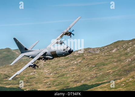 Der c-130 Hercules taktischer Flugzeuge Lowe Transportebene fliegen Nord-wales Stockfoto