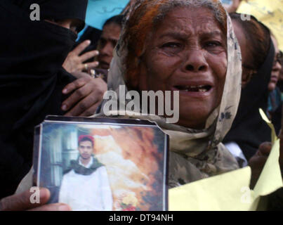 Peshawar, Pakistan. 12. Februar 2014. Volkspartei (Frauen Flügel) und Bewohner des Lyari protestieren gegen Suchaktionen und Inhaftierung unschuldiger Bewohner während einer Demonstration im Presseklub Karachi auf Mittwoch, 12. Februar 2014. Bildnachweis: Fahad Pervez/PPI Bilder/Alamy Live-Nachrichten Stockfoto