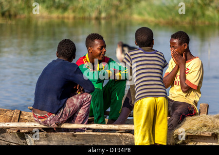 Lokalen Jungs teilen einen Witz, der Fisch Markt, See Hawassa Hawassa, Äthiopien Stockfoto