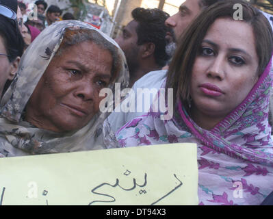 Peshawar, Pakistan. 12. Februar 2014. Volkspartei (Frauen Flügel) und Bewohner des Lyari protestieren gegen Suchaktionen und Inhaftierung unschuldiger Bewohner während einer Demonstration im Presseklub Karachi auf Mittwoch, 12. Februar 2014. Bildnachweis: Fahad Pervez/PPI Bilder/Alamy Live-Nachrichten Stockfoto