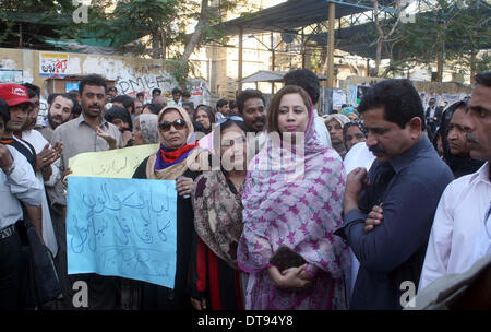 Peshawar, Pakistan. 12. Februar 2014. Volkspartei (Frauen Flügel) und Bewohner des Lyari protestieren gegen Suchaktionen und Inhaftierung unschuldiger Bewohner während einer Demonstration im Presseklub Karachi auf Mittwoch, 12. Februar 2014. Bildnachweis: Fahad Pervez/PPI Bilder/Alamy Live-Nachrichten Stockfoto