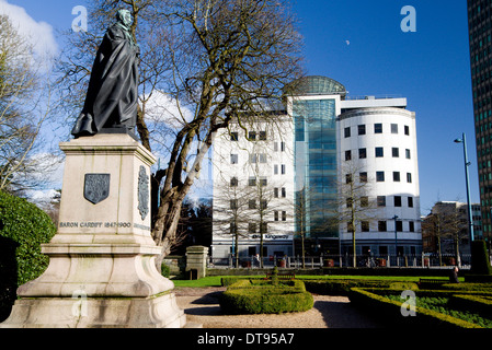 Ohne eine Kingsway Bürogebäude und Statue der Marquise von Bute, der Kingsway, Cardiff, Wales. Stockfoto