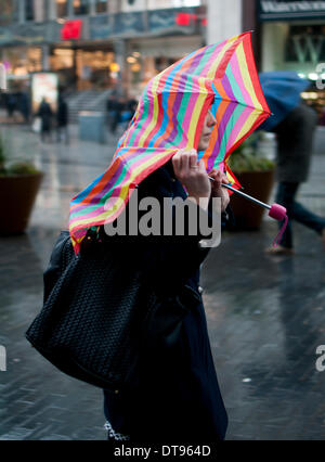 Birmingham, West Midlands, England, UK.12th Februar 2014.  Eine Frau kämpft in der nassen und windigen Wetters im Stadtzentrum von Birmingham. Bildnachweis: Colin Underhill/Alamy Live-Nachrichten Stockfoto