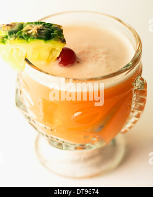 Mai Tai cocktail Drink in einem Tiki Glas. Stockfoto